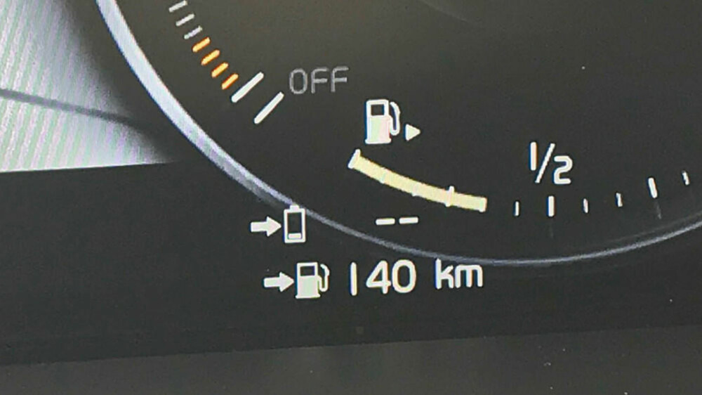 NY VISNING: Denne visningen begynner å bli svært vanlig i nyere biler. Her anslår bilen at du har 140 kilometer igjen til tanken er tom. NY VISNING: Denne visningen begynner å bli svært vanlig i nyere biler. Her anslår bilen at du har 140 kilometer igjen til tanken er tom.