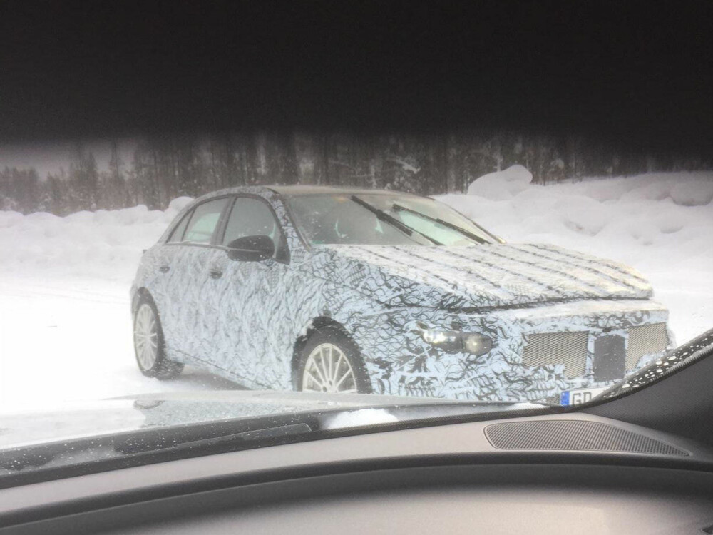 HYGGELIG SJÅFØR: Sjåføren av testbilen hadde ingen problemer med å bli tatt bilder av i første omgang. Da vi forsøkte å ta en nærmere titt på bilen, kjørte han av gårde. HYGGELIG SJÅFØR: Sjåføren av testbilen hadde ingen problemer med å bli tatt bilder av i første omgang. Da vi forsøkte å ta en nærmere titt på bilen, kjørte han av gårde.