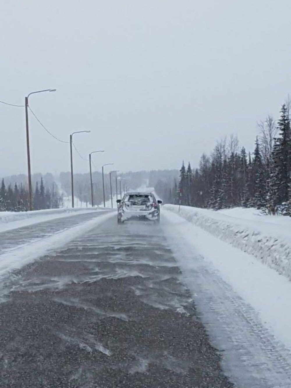 ELBIL?: Mye snø gjorde det vanskelig å observere om det var eksosrør på testbilen. Er det Mercedes som tester ut en ny elmodell? ELBIL?: Mye snø gjorde det vanskelig å observere om det var eksosrør på testbilen. Er det Mercedes som tester ut en ny elmodell?