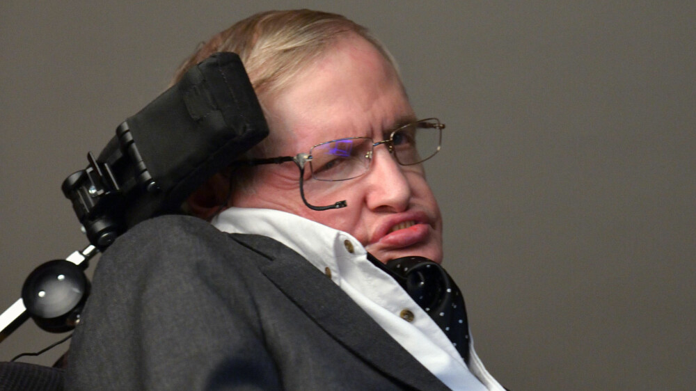 Stephen Hawking var en britisk fysiker og matematiker ved universitetet i Cambridge. Han er særlig kjent for sine arbeider om sorte hull, og for å forbinde den generelle relativitetsteorien med kvantemekanikken (Kilde: Wikipedia). Stephen Hawking var en britisk fysiker og matematiker ved universitetet i Cambridge. Han er særlig kjent for sine arbeider om sorte hull, og for å forbinde den generelle relativitetsteorien med kvantemekanikken (Kilde: Wikipedia).