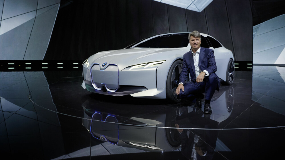 HOLDER IGJEN: BMW-sjef Harald Krueger med konseptbilen i Vision Dynamics, som er en liten forsmak på BMWs elektriske satsing. Den er ikke ventet på markedet før i 2021. HOLDER IGJEN: BMW-sjef Harald Krueger med konseptbilen i Vision Dynamics, som er en liten forsmak på BMWs elektriske satsing. Den er ikke ventet på markedet før i 2021.
