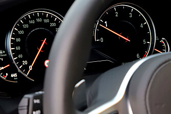 KLASSISK LOOK: BMW er mer tradisjonell i sjåførinstrumenteringen, men testbilen hadde headupdisplay som viser det du trenger å bry deg om. KLASSISK LOOK: BMW er mer tradisjonell i sjåførinstrumenteringen, men testbilen hadde headupdisplay som viser det du trenger å bry deg om.