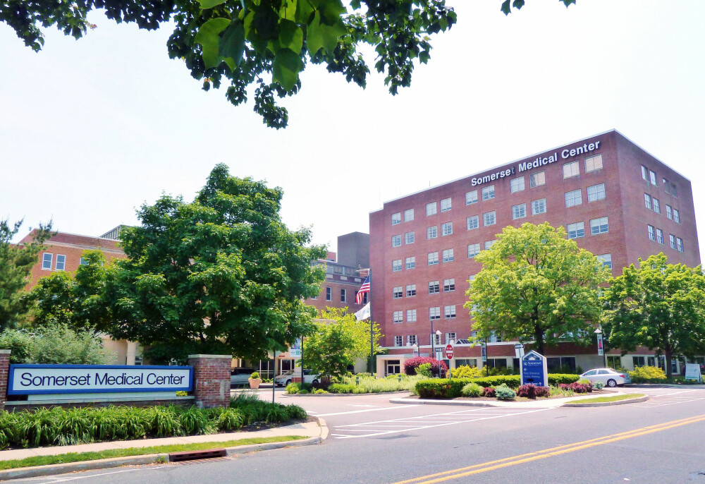 FATTER MISTANKE: Varsellampene burde ha lyst for lengst, men det er først ved Somerset Medical Center i New Jersey at kolleger fatter alvorlig mistanke til Charles Cullen. Han ble arrestert på en restaurant den 12. desember 2003 etter at politiet hadde overvåket ham i flere uker. FATTER MISTANKE: Varsellampene burde ha lyst for lengst, men det er først ved Somerset Medical Center i New Jersey at kolleger fatter alvorlig mistanke til Charles Cullen. Han ble arrestert på en restaurant den 12. desember 2003 etter at politiet hadde overvåket ham i flere uker.