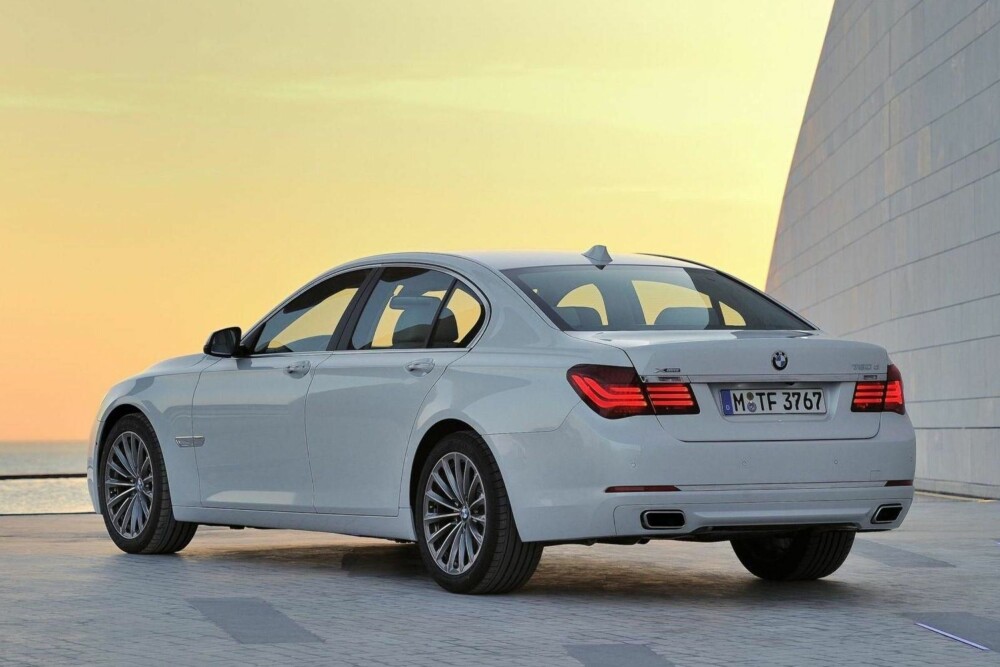 BMW I SÆRKLASSE: 7-serie byr på mye plass og komfort i særklasse. Kjøper du en facelift-utgave av 750i får du dessuten 450 hk! BMW I SÆRKLASSE: 7-serie byr på mye plass og komfort i særklasse. Kjøper du en facelift-utgave av 750i får du dessuten 450 hk!