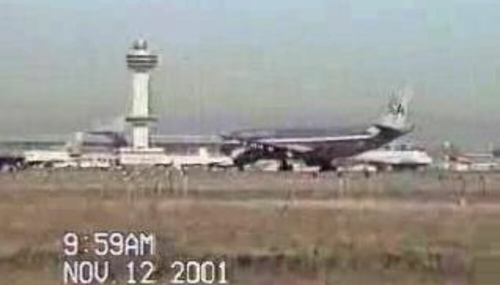 VENTER PÅ TAKE-OFF: American Airlines rute 587 venter på å få ta av fra JFK-flyplassen. Klokkeslettet på bildet er feil. VENTER PÅ TAKE-OFF: American Airlines rute 587 venter på å få ta av fra JFK-flyplassen. Klokkeslettet på bildet er feil.