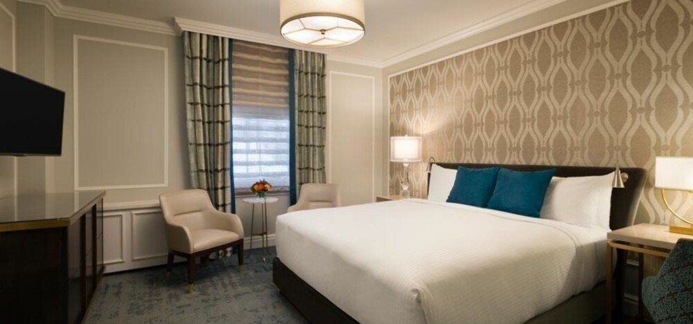 BOMBET: Det var et rom på Empress Hotel i Victoria i Canada som ble angrepet av en flokk med måker (nei, ikke gruppa). Her et bilde av rommet i vanlig tilstand. BOMBET: Det var et rom på Empress Hotel i Victoria i Canada som ble angrepet av en flokk med måker (nei, ikke gruppa). Her et bilde av rommet i vanlig tilstand.