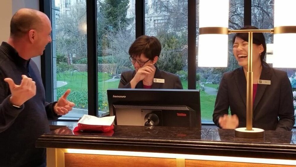 GOD STEMNING: Her forteller Nick Burchill ansatte ved Empress hotel om den skjebnesvangre natten for 17 år siden. GOD STEMNING: Her forteller Nick Burchill ansatte ved Empress hotel om den skjebnesvangre natten for 17 år siden.
