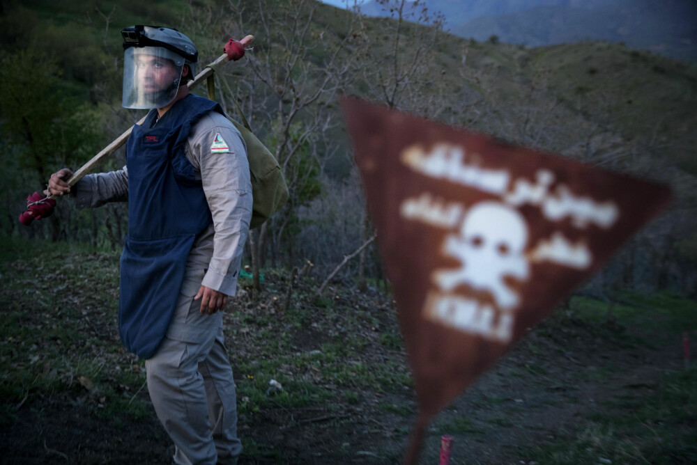 MARKERER LANDMINER: I grenseområdene mellom Irak og Iran står disse varselskiltene tett i tett. Flere millioner landminer ligger i området etter Irak–Iran krigen på 80-tallet. Audun i bakgrunnen. MARKERER LANDMINER: I grenseområdene mellom Irak og Iran står disse varselskiltene tett i tett. Flere millioner landminer ligger i området etter Irak–Iran krigen på 80-tallet. Audun i bakgrunnen.
