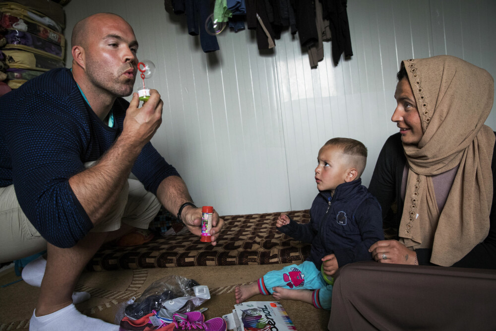 GAVER: På grensen mellom Irak og Iran bor 80.000 mennesker, og det vært en rekke ulykker hvor både barn og voksne har tråkket på miner, forteller Audun Garthe. Med seg til Irak har han 100 kilo bagasje – først og fremst gaver til to barhjem for unge IS-ofre. GAVER: På grensen mellom Irak og Iran bor 80.000 mennesker, og det vært en rekke ulykker hvor både barn og voksne har tråkket på miner, forteller Audun Garthe. Med seg til Irak har han 100 kilo bagasje – først og fremst gaver til to barhjem for unge IS-ofre.