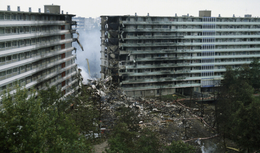 KATASTROFE: En hel seksjon av den 10 etasjers boligblokken ble fullstending jevnet med jorden da jumbojeten traff bygningen nesten loddrett. Foto: Getty Images KATASTROFE: En hel seksjon av den 10 etasjers boligblokken ble fullstending jevnet med jorden da jumbojeten traff bygningen nesten loddrett. Foto: Getty Images