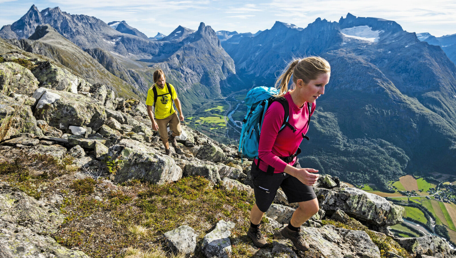 <b>ROMSDALSEGGEN: </b>Elle Cochrane og Johan Jonsson på tur over Romsdalseggen. Høyde: 1320 moh. <b>ROMSDALSEGGEN: </b>Elle Cochrane og Johan Jonsson på tur over Romsdalseggen. Høyde: 1320 moh.