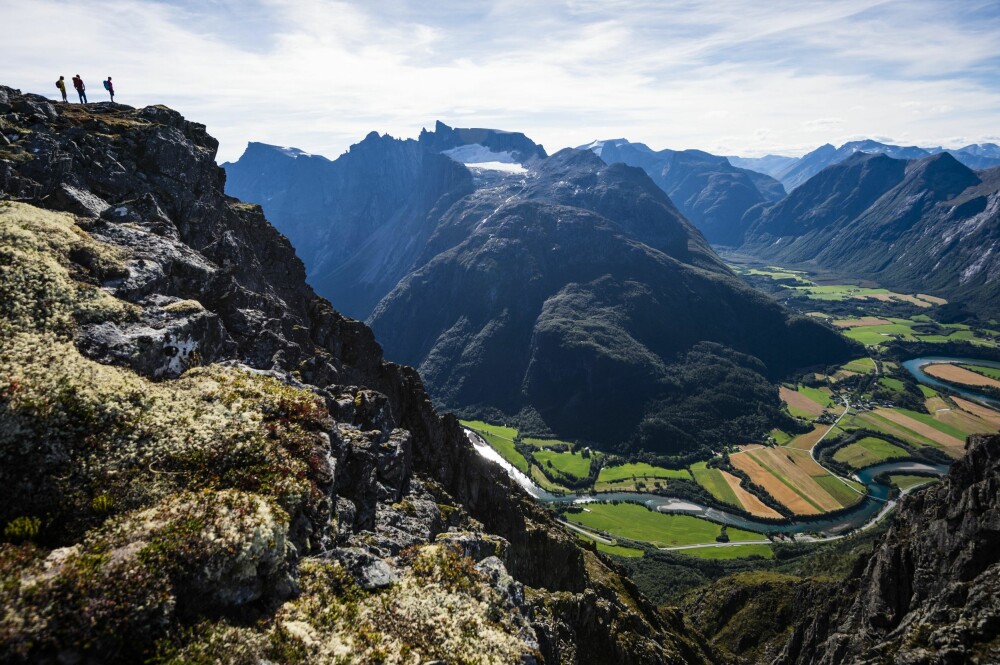 <b>FANTASTISK: </b>Fra Romsdalseggen kan en se Trollveggen, med Romsdalen omtrent tusen høydemeter nedenfor <b>FANTASTISK: </b>Fra Romsdalseggen kan en se Trollveggen, med Romsdalen omtrent tusen høydemeter nedenfor