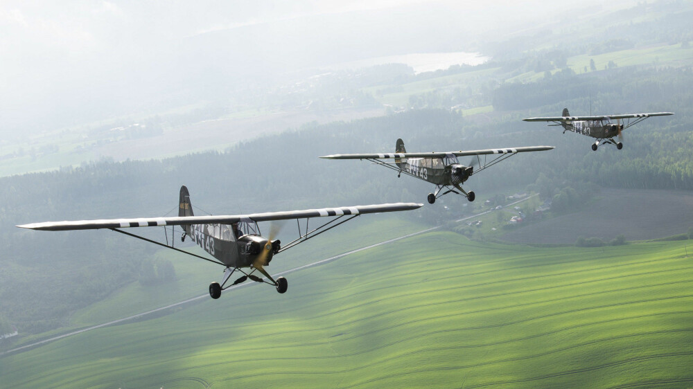 FORMASJON: De tre veteranflypilotene har nettopp blitt sertifisert for å fly formasjoner. Denne kalles «echelon». De tre Cub-ene har alle «invasjonsstriper». Flytypen deltok i operasjon Overlord, men Cub-ene på Kjeller ble alle produsert for sent til å være med under invasjonen i Normandie. FORMASJON: De tre veteranflypilotene har nettopp blitt sertifisert for å fly formasjoner. Denne kalles «echelon». De tre Cub-ene har alle «invasjonsstriper». Flytypen deltok i operasjon Overlord, men Cub-ene på Kjeller ble alle produsert for sent til å være med under invasjonen i Normandie.