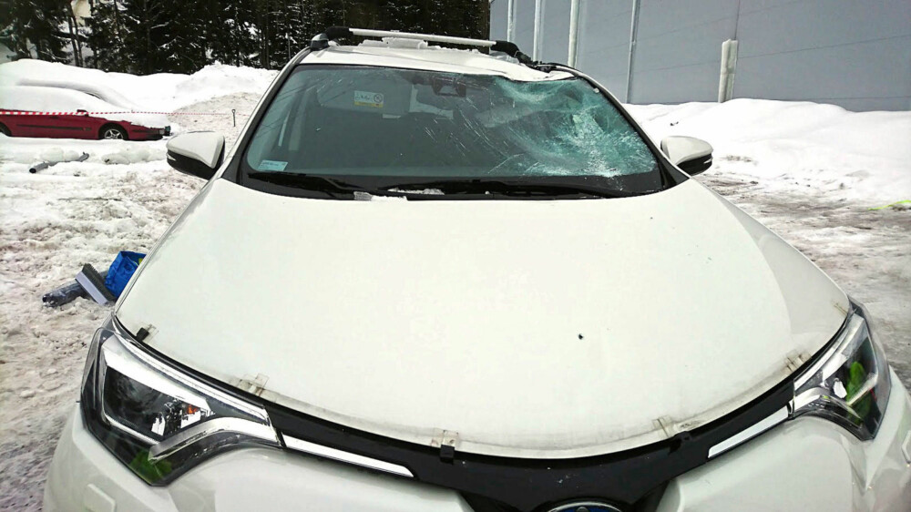 MYE KRAFT: Ødeleggelsene kan bli store når noe ramler av taket og treffet bilen med stor tyngde. MYE KRAFT: Ødeleggelsene kan bli store når noe ramler av taket og treffet bilen med stor tyngde.