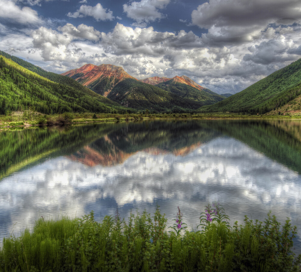 LIGGER SKATTEN HER ET STED? Red Mountain-passet ligger i San Juan-fjellene i Rocky Mountains i Colorado, ikke altfor langt unna hjemmet til millionæren Forrest Fenn. Fenn håper skattejakten vil få barnefamilier ut i naturen istedenfor å sitte inne og spille dataspill. LIGGER SKATTEN HER ET STED? Red Mountain-passet ligger i San Juan-fjellene i Rocky Mountains i Colorado, ikke altfor langt unna hjemmet til millionæren Forrest Fenn. Fenn håper skattejakten vil få barnefamilier ut i naturen istedenfor å sitte inne og spille dataspill.