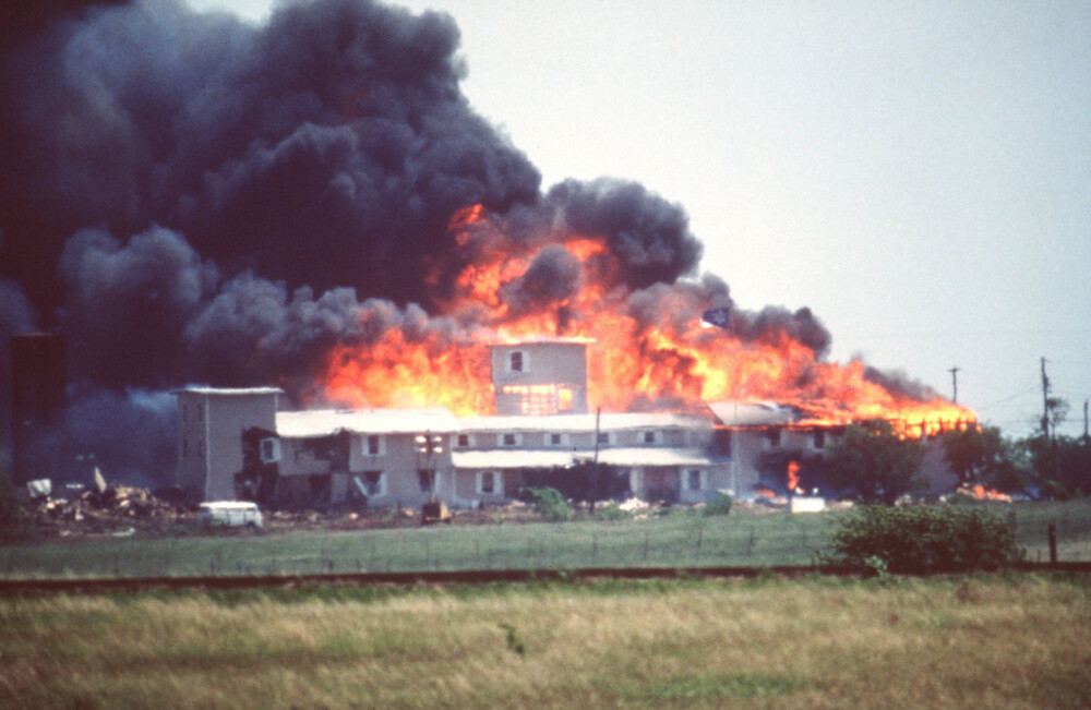 INFERNOET I WACO: Etter 51 dagers beleiring og ingen tegn til at sekten vil overgi seg frivillig, rykket FBI inn med pansrede kjøretøy. Sektens hovedkvarter, Mount Carmel Center Ranch i Waco i Texas, stod snart i fyr. I ruinene etter brannen lå 76 sektmedlemmer brent til døde, deriblant lederen David Koresh. INFERNOET I WACO: Etter 51 dagers beleiring og ingen tegn til at sekten vil overgi seg frivillig, rykket FBI inn med pansrede kjøretøy. Sektens hovedkvarter, Mount Carmel Center Ranch i Waco i Texas, stod snart i fyr. I ruinene etter brannen lå 76 sektmedlemmer brent til døde, deriblant lederen David Koresh.