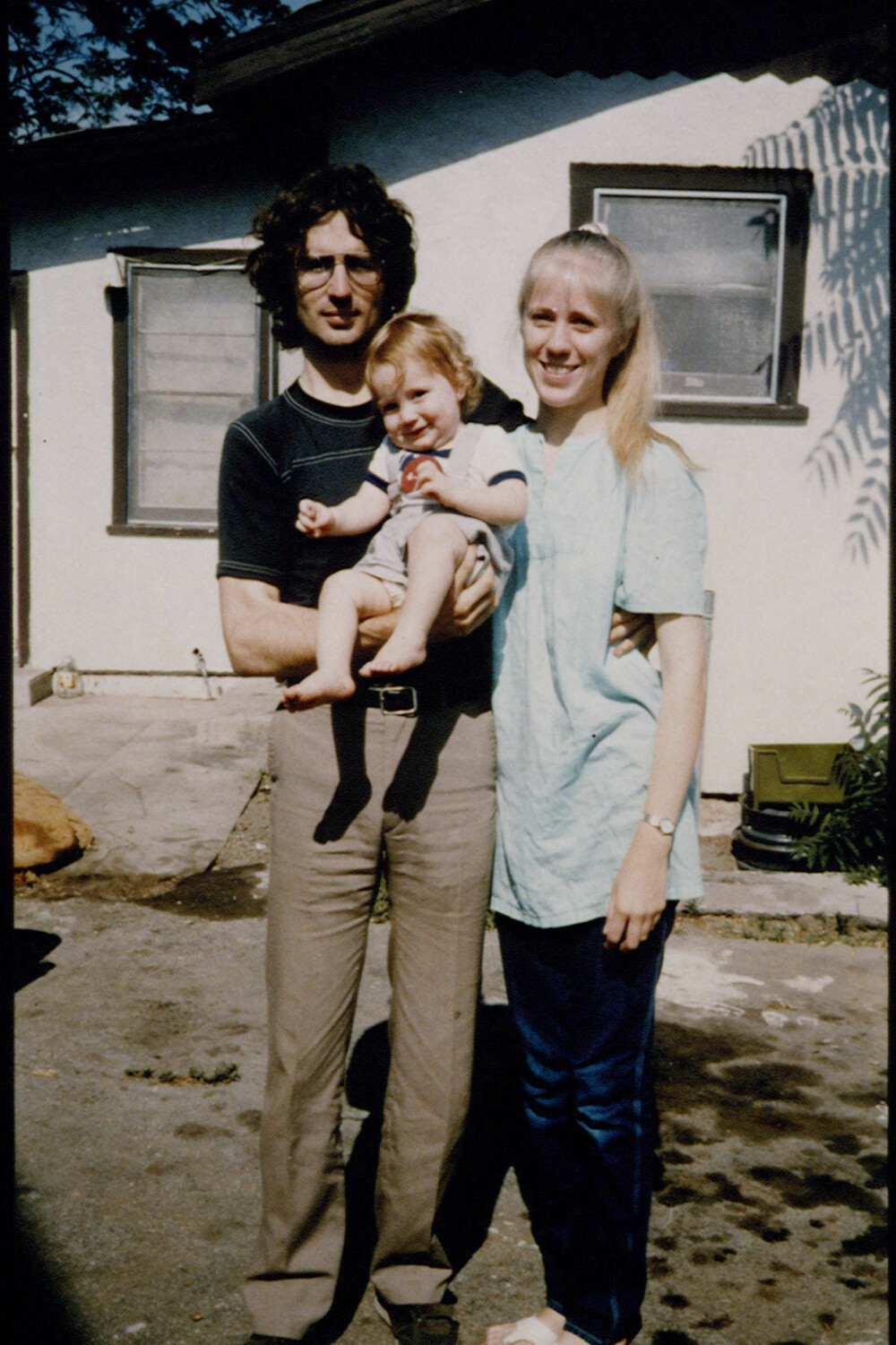BRANCH DAVIDIANS: Vernon Wayne Howell, bedre kjent som David Koresh, sammen med kona Rachel og deres sønn Cyrus. BRANCH DAVIDIANS: Vernon Wayne Howell, bedre kjent som David Koresh, sammen med kona Rachel og deres sønn Cyrus.