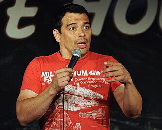 KARRIERESELVMORD: Carlos Mencia var en av verdens mest populære komiker i 2010, men etter Maron konfronterte han med beskyldningene om tyveri av vitser på podcasten ble blitt stille. Mencia har aldri klart å komme seg til gamle høyder. KARRIERESELVMORD: Carlos Mencia var en av verdens mest populære komiker i 2010, men etter Maron konfronterte han med beskyldningene om tyveri av vitser på podcasten ble blitt stille. Mencia har aldri klart å komme seg til gamle høyder.