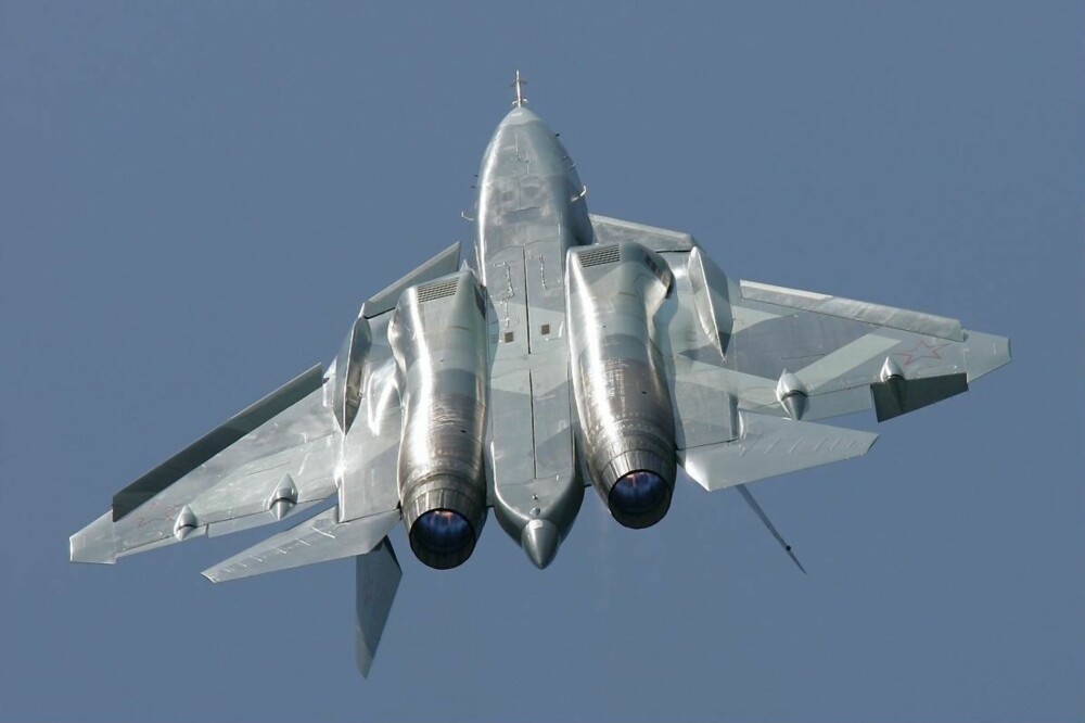TO MOTORER: Russerne går for en tomotorsløsning PÅ SU-57, som skal gi flyet mulighet til såkalte «super cruise» - vedvarende flyvning i overlydshastigheter - noe F-35 ikke kan gjøre. TO MOTORER: Russerne går for en tomotorsløsning PÅ SU-57, som skal gi flyet mulighet til såkalte «super cruise» - vedvarende flyvning i overlydshastigheter - noe F-35 ikke kan gjøre.