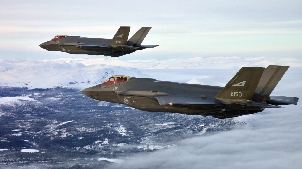 F-35: To norske F-35A flyr over Sør-Norge. Hvem som vinner en luftkamp av Norges nye kampfly og russernes SU-57 er ikke gitt. Til syvende og sist vil det bero på pilotenes evne til å bedømme det andre flyets styrker og svakheter. F-35: To norske F-35A flyr over Sør-Norge. Hvem som vinner en luftkamp av Norges nye kampfly og russernes SU-57 er ikke gitt. Til syvende og sist vil det bero på pilotenes evne til å bedømme det andre flyets styrker og svakheter.