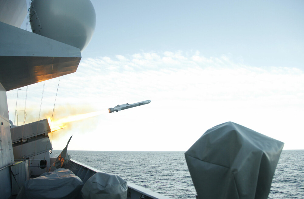 NAVAL STRIKE MISSILE: Fregattene og kystkorvettene er bestykket med NSM. Missilet har en rekkevidde på rundt 200 km, og kan nyttes både mot sjømål og landmål. NAVAL STRIKE MISSILE: Fregattene og kystkorvettene er bestykket med NSM. Missilet har en rekkevidde på rundt 200 km, og kan nyttes både mot sjømål og landmål.