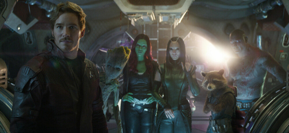 GUARDIANS: Gjengen fra Guardians of the Galaxy dukker også opp i Avengers: Infinity War: Star-Lord/Peter Quill (Chris Pratt), Groot (Vin Diesel), Gamora (Zoe Saldana), Mantis (Pom Klementieff), Rocket (Bradley Cooper) og Drax (Dave Bautista). GUARDIANS: Gjengen fra Guardians of the Galaxy dukker også opp i Avengers: Infinity War: Star-Lord/Peter Quill (Chris Pratt), Groot (Vin Diesel), Gamora (Zoe Saldana), Mantis (Pom Klementieff), Rocket (Bradley Cooper) og Drax (Dave Bautista).