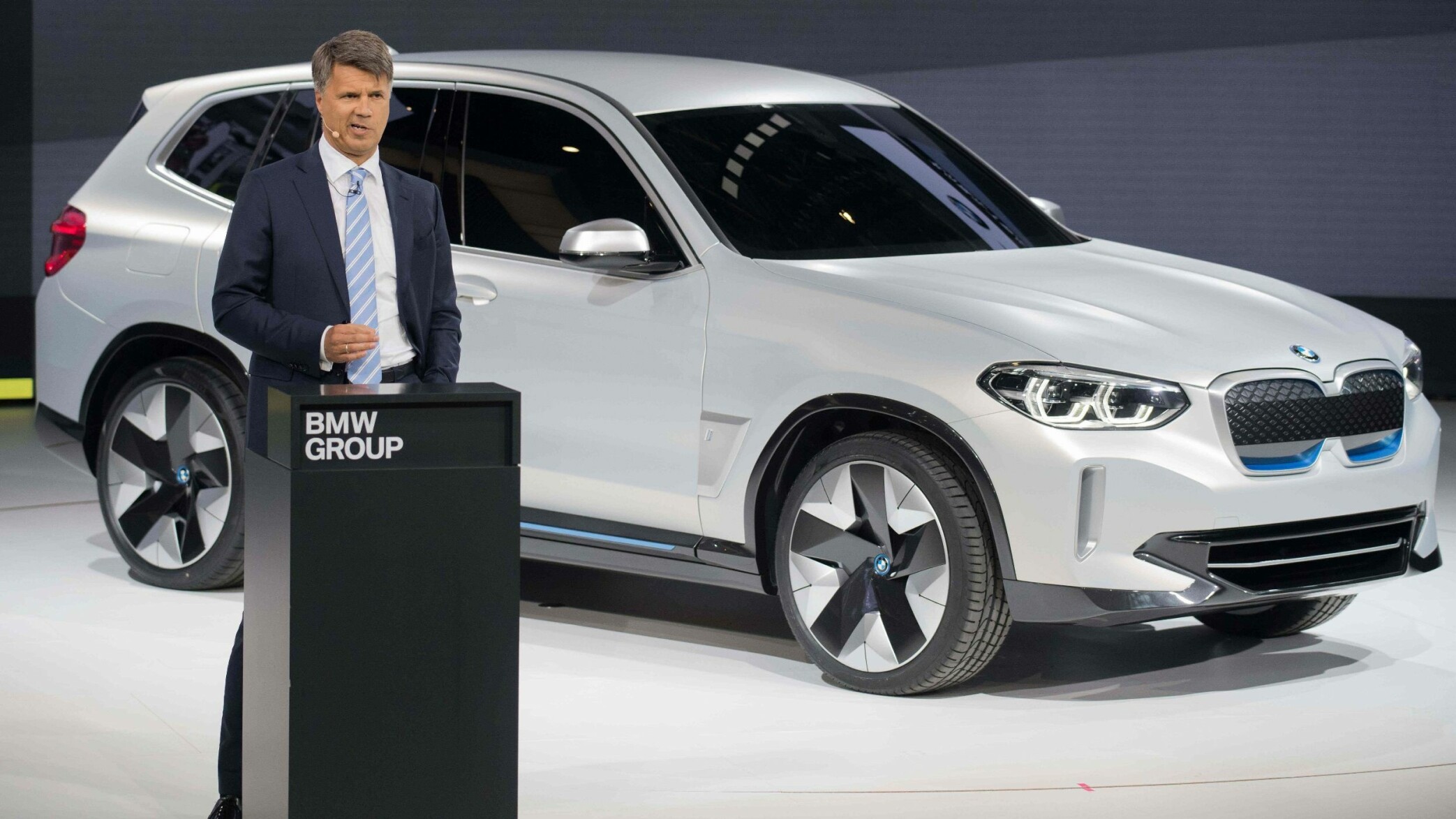 <b>BMW IX3:</b> BMWs første, elektriske SUV skal være på veien i 2020. iX3 vil designmessig ikke skille seg veldig bra dagens X3. Her viser BMW-sjef Harald Krueger fram konseptmodellen av iX3 på bilmessen i Beijing. <b>BMW IX3:</b> BMWs første, elektriske SUV skal være på veien i 2020. iX3 vil designmessig ikke skille seg veldig bra dagens X3. Her viser BMW-sjef Harald Krueger fram konseptmodellen av iX3 på bilmessen i Beijing.