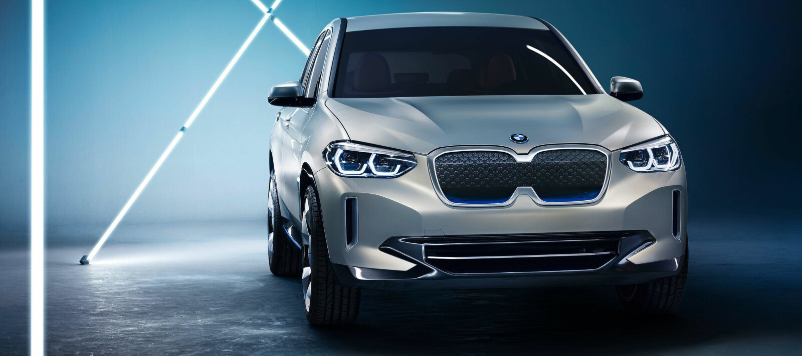 <b>EN PLATTFORM, FLERE DRIVLINJER: </b>Elbilen iX3 er temmelig lik X3. Men i grillen vil blåtoner tydelig vise at dette er en elbil. Fargespillet bringes videre til siden og hekken av bilen. <b>EN PLATTFORM, FLERE DRIVLINJER: </b>Elbilen iX3 er temmelig lik X3. Men i grillen vil blåtoner tydelig vise at dette er en elbil. Fargespillet bringes videre til siden og hekken av bilen.