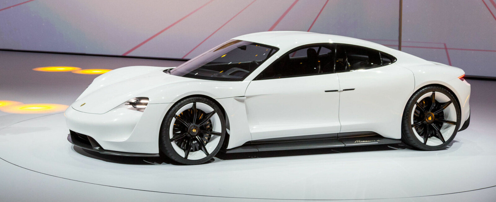 <b>PORSCHE TAYCAN: </b>Designet vitner om at dette blir en superelbil. Det samme gjør prisen. <b>PORSCHE TAYCAN: </b>Designet vitner om at dette blir en superelbil. Det samme gjør prisen.