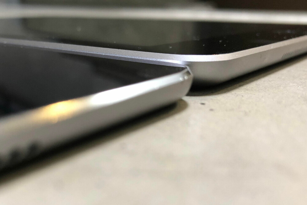 TYKKERE: 2018-modellen av iPad er 7,5 millimeter tykk og er dermed merkbart tykkere enn iPad Pro-modellen ved siden av. I praksis spiller forskjellen liten rolle. TYKKERE: 2018-modellen av iPad er 7,5 millimeter tykk og er dermed merkbart tykkere enn iPad Pro-modellen ved siden av. I praksis spiller forskjellen liten rolle.