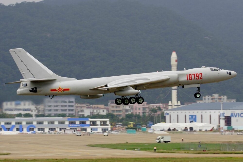 <b>DAGENS BOMBEFLY:</b> I dag bygger kinesiske Xian Aircraft Corporation (XAC) H-6K, en tilpasning av det sovjetiske 50-tallsflyet Tu-16 Badger. <b>DAGENS BOMBEFLY:</b> I dag bygger kinesiske Xian Aircraft Corporation (XAC) H-6K, en tilpasning av det sovjetiske 50-tallsflyet Tu-16 Badger.