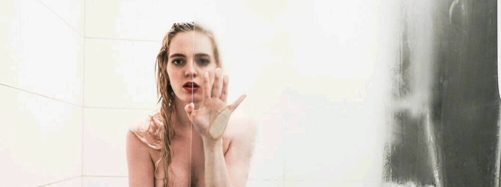 TRIVES SOM PORNOSKUESPILLER: Den britiske pornoskuespilleren Jade aka Carly Rae Summers trives i jobben sin. Hun har latt kameraer fra BBC følge henne gjennom noen måneder i en dokumentar. TRIVES SOM PORNOSKUESPILLER: Den britiske pornoskuespilleren Jade aka Carly Rae Summers trives i jobben sin. Hun har latt kameraer fra BBC følge henne gjennom noen måneder i en dokumentar.