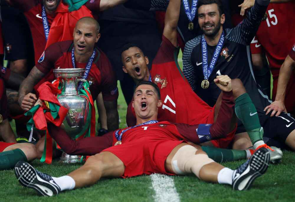 KAN TJENE BRA: Dersom du henger deg på spillselskapet BetStars VM-konkurranse, kan du vinne én milliard norske kroner. Én av dem som skal spille under sommeren VM i Russland, er Real Madrid-stjerne og Portugal-spiller Cristiano Ronaldo. Her et bilde fra feiringen etter Portugal vant europamesterskapet i 2016 i Frankrike. Fra venstre Ricardo Quaresma, Nani og keeper Rui Patricio. KAN TJENE BRA: Dersom du henger deg på spillselskapet BetStars VM-konkurranse, kan du vinne én milliard norske kroner. Én av dem som skal spille under sommeren VM i Russland, er Real Madrid-stjerne og Portugal-spiller Cristiano Ronaldo. Her et bilde fra feiringen etter Portugal vant europamesterskapet i 2016 i Frankrike. Fra venstre Ricardo Quaresma, Nani og keeper Rui Patricio.
