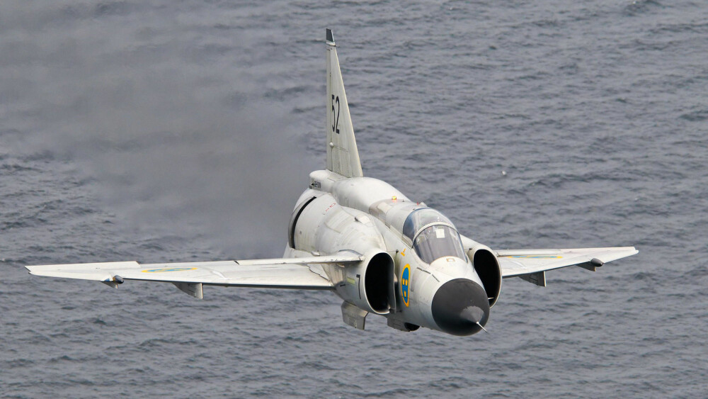 DØDSTOKT: Illustrasjonsbilde av AJ37 Viggen under lavflyging. Løytnant Magnus Dreijer fløy i 1 100 km/t bare 30 meter over havflaten da en sjøfugl knuste cockpitglasset. DØDSTOKT: Illustrasjonsbilde av AJ37 Viggen under lavflyging. Løytnant Magnus Dreijer fløy i 1 100 km/t bare 30 meter over havflaten da en sjøfugl knuste cockpitglasset.