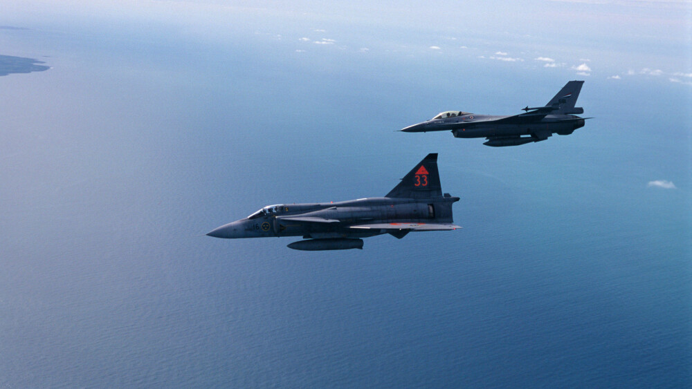 AVANSERT JAGER: SAAB Viggen var på høyde med verdens beste jagerfly på slutten av 1970-tallet, men hadde en høy ulykkesstatistikk. Her i formasjon med en av 338-skvadronens F-16 utenfor Sola i år 2000. AVANSERT JAGER: SAAB Viggen var på høyde med verdens beste jagerfly på slutten av 1970-tallet, men hadde en høy ulykkesstatistikk. Her i formasjon med en av 338-skvadronens F-16 utenfor Sola i år 2000.