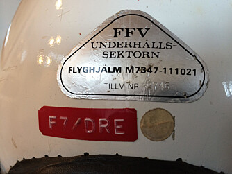 NAVNELAPP: En liten tapebit med bokstavene til flygeren gjorde det enkelt å identifisere hjelmen. NAVNELAPP: En liten tapebit med bokstavene til flygeren gjorde det enkelt å identifisere hjelmen.