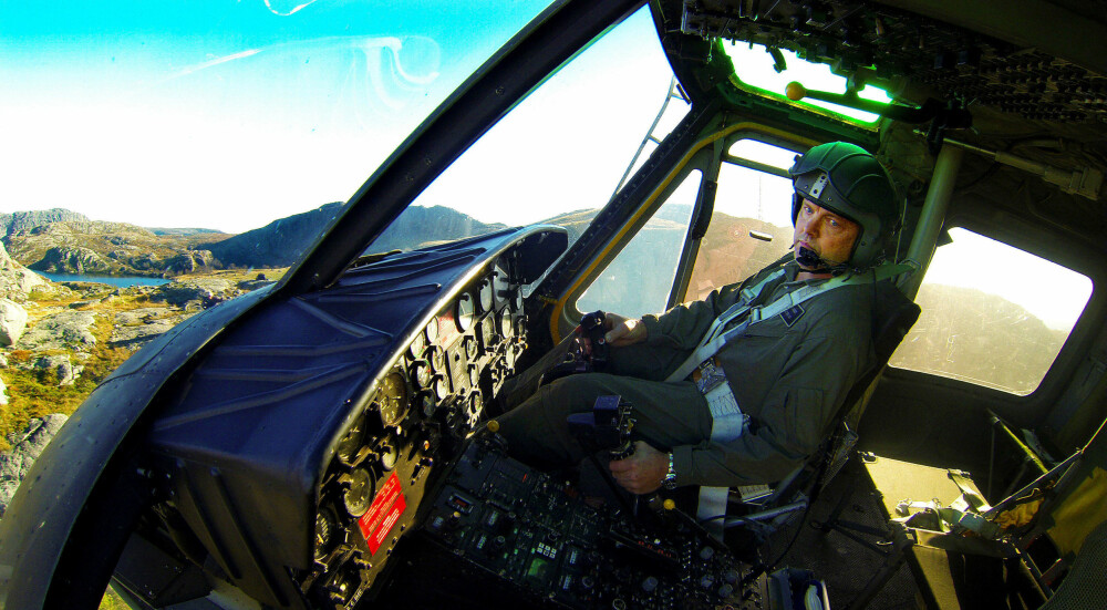 ERFAREN PILOT: Stig Bakke har etter hvert opparbeidet 1000 flytimer på fire forskjellige helikoptertyper. ERFAREN PILOT: Stig Bakke har etter hvert opparbeidet 1000 flytimer på fire forskjellige helikoptertyper.