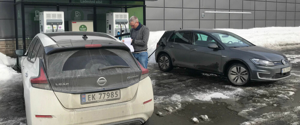 HURTIGLADING KAN BLI DYRT: Å lade hjemme er billig, men på veien kan langtur med elbil bli kostbart. En nødvendig hurtiglading i ti kuldegrader ble spesielt dyr (ikke bildet): Lading av 10 kWt tok 38 minutter til en pris på tre kroner minuttet (114 kroner totalt). Drøyt seks mil senere var de 10 kilowattimene brukt opp, og hver mil hadde kostet nærmere 19 kroner. HURTIGLADING KAN BLI DYRT: Å lade hjemme er billig, men på veien kan langtur med elbil bli kostbart. En nødvendig hurtiglading i ti kuldegrader ble spesielt dyr (ikke bildet): Lading av 10 kWt tok 38 minutter til en pris på tre kroner minuttet (114 kroner totalt). Drøyt seks mil senere var de 10 kilowattimene brukt opp, og hver mil hadde kostet nærmere 19 kroner.