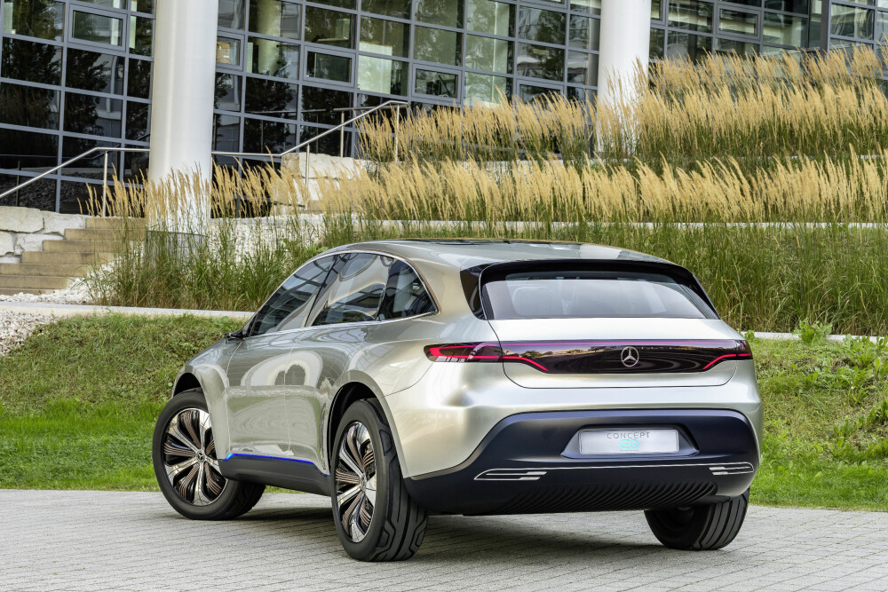 PÅ STØRRELSE MED GLC: Mercedes' første elbil er på størrelse med bestselgeren GLC. På et drøyt halvt år hadde 1800 nordmenn betalt depositumet på 20.019 kroner for elbilen. PÅ STØRRELSE MED GLC: Mercedes' første elbil er på størrelse med bestselgeren GLC. På et drøyt halvt år hadde 1800 nordmenn betalt depositumet på 20.019 kroner for elbilen.