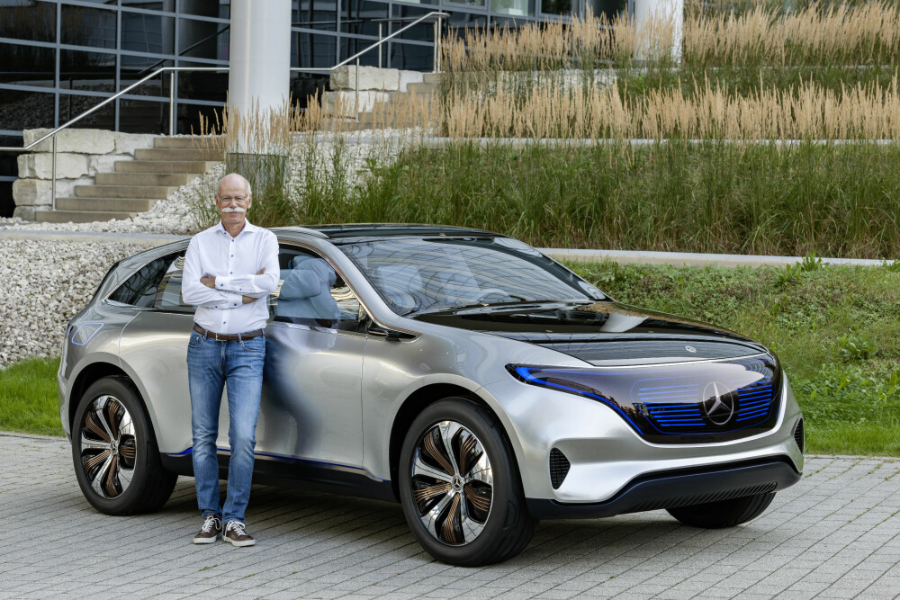 MERCEDES' ELBIL: Med denne bilen, konseptmodellen av Mercedes' elbil EQC, sparket produsenten i gang sin nye elbilsatsing. Her ser vi styreleder og elbilsjef Dr. Dieter Zetsche sammen med elbilen. MERCEDES' ELBIL: Med denne bilen, konseptmodellen av Mercedes' elbil EQC, sparket produsenten i gang sin nye elbilsatsing. Her ser vi styreleder og elbilsjef Dr. Dieter Zetsche sammen med elbilen.