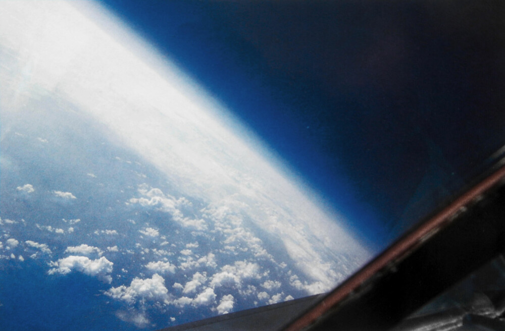 NESTEN ROMSKIP: Utsikten fra en SR-71 Blackbird på 25.000 meters høyde kunne man tydelig se jordkrummingen og stjernehimmelen midt på dagen. NESTEN ROMSKIP: Utsikten fra en SR-71 Blackbird på 25.000 meters høyde kunne man tydelig se jordkrummingen og stjernehimmelen midt på dagen.