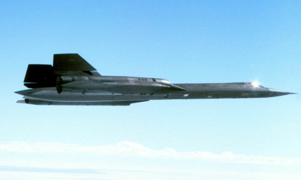 NÆRKONTAKT: Et svært sjeldent nærbilde av SR-71 på spionoppdrag. Flyet fikk motorproblemer over Østersjøen og måtte halte hjem i lav høyde da det krenket svensk luftrom. NÆRKONTAKT: Et svært sjeldent nærbilde av SR-71 på spionoppdrag. Flyet fikk motorproblemer over Østersjøen og måtte halte hjem i lav høyde da det krenket svensk luftrom.