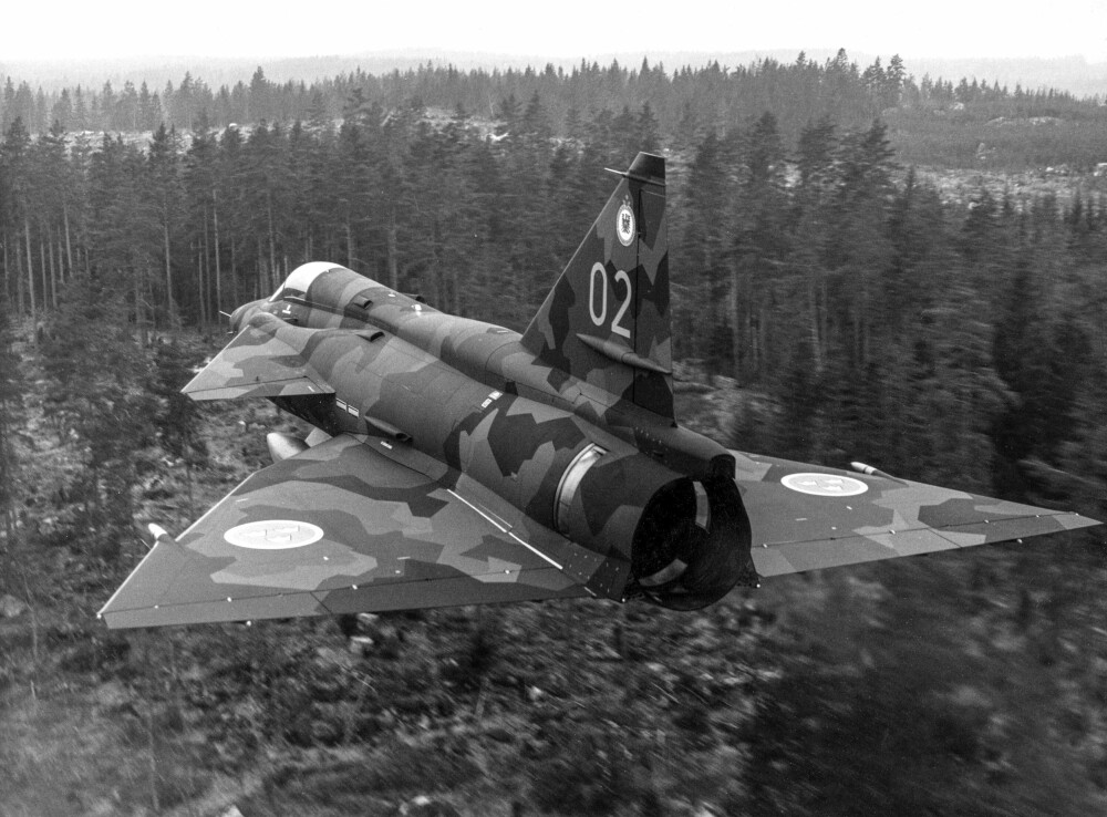 SUPERSONISK: Med kraftig motor og avanserte våpensystemer var Viggen et av verdens mest avanserte jagerfly tidlig på 1980-tallet. Jagerflyet kom i flere versjoner, som J37 (Attackviggen), overvåknings- og spaningsversjonene SH37 og SF37, skoleversjonen SK37 og jaktversjonen JA37. Viggen ble erstattet av Saab JAS 39 Gripen på 2000-tallet. SUPERSONISK: Med kraftig motor og avanserte våpensystemer var Viggen et av verdens mest avanserte jagerfly tidlig på 1980-tallet. Jagerflyet kom i flere versjoner, som J37 (Attackviggen), overvåknings- og spaningsversjonene SH37 og SF37, skoleversjonen SK37 og jaktversjonen JA37. Viggen ble erstattet av Saab JAS 39 Gripen på 2000-tallet.