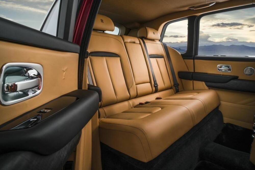 SMAKFULLT: Polert stål og førsteklasses skinn i baksetene. Rolls-Royce-logoen er preget i skinnet på døren. SMAKFULLT: Polert stål og førsteklasses skinn i baksetene. Rolls-Royce-logoen er preget i skinnet på døren.