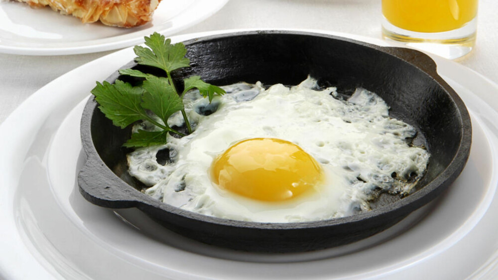 FROKOST FOR ILLSINTE TØMMERMENN: Egg inneholder gode stoffer som hjelper kroppen å bryte ned dårlige stoffer som forårsaker fyllesyke. FROKOST FOR ILLSINTE TØMMERMENN: Egg inneholder gode stoffer som hjelper kroppen å bryte ned dårlige stoffer som forårsaker fyllesyke.