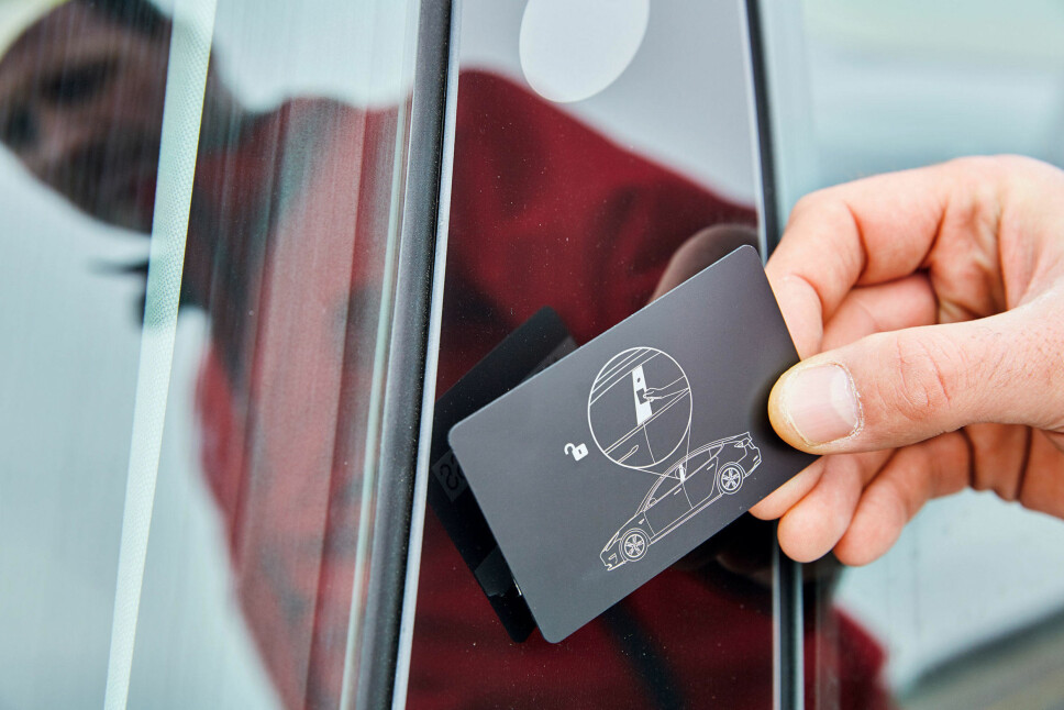 <b>BILLIG: </b>Tynt magnetkort i stedet for nøkkel. Men du kan åpne den med en app også. <b>BILLIG: </b>Tynt magnetkort i stedet for nøkkel. Men du kan åpne den med en app også.