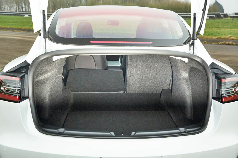 <b>SEDAN:</b> Mens Model S har stor kombibakluke, har Model 3 et lite lokk. Kun 340 liter bagasjevolum, høy lasteterskel. <b>SEDAN:</b> Mens Model S har stor kombibakluke, har Model 3 et lite lokk. Kun 340 liter bagasjevolum, høy lasteterskel.