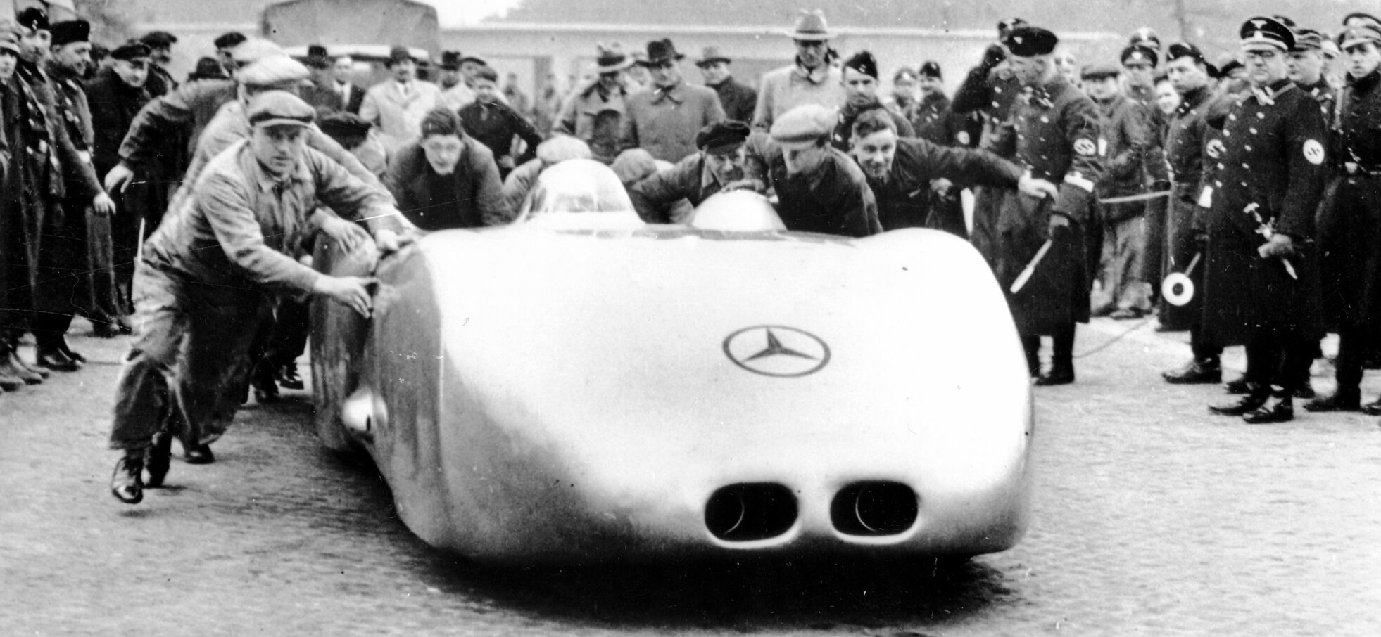 <b>KLAR FOR REKORD:</b> 28. januar 1938 dyttes Rudolf Caracciola i gang i sin tolvsylindrede Mercedes-Benz W 125, på Autobahn ved Darmstadt. <b>KLAR FOR REKORD:</b> 28. januar 1938 dyttes Rudolf Caracciola i gang i sin tolvsylindrede Mercedes-Benz W 125, på Autobahn ved Darmstadt.