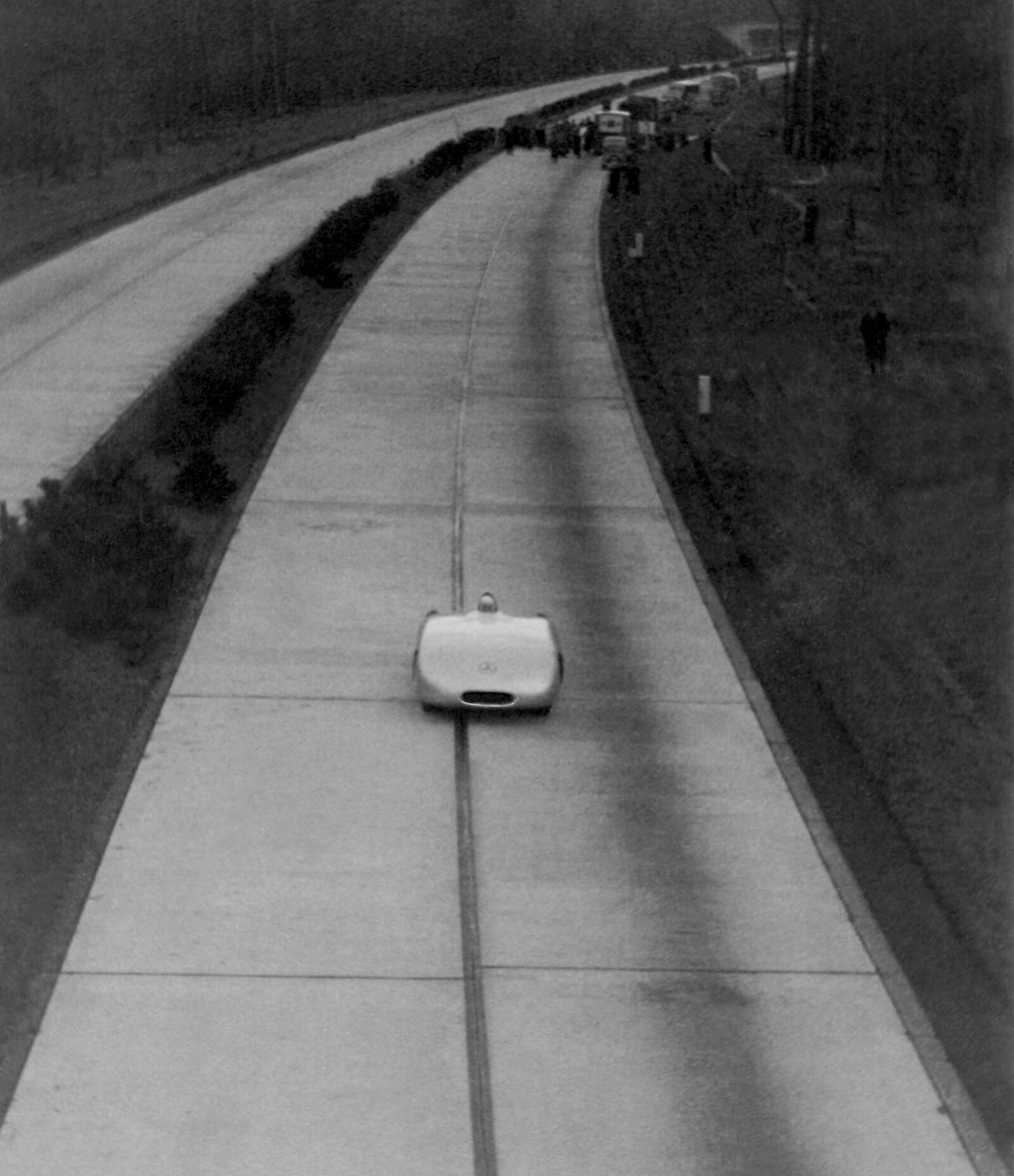 <b>AUTOBAHN:</b> Betongplatene på første generasjons autobahn var åstedet for fartsrekorder på offentlig vei. <b>AUTOBAHN:</b> Betongplatene på første generasjons autobahn var åstedet for fartsrekorder på offentlig vei.