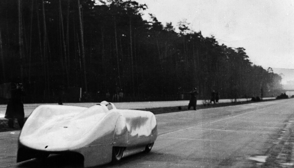 <b>DØDSVEIEN:</b> Kampen om fartsrekorden fikk dødelig utfall på Autobahn mellom Frankfurt og Darmstadt, 28. januar 1938. Rosemeyer (bildet) blir kastet av veien i sin Auto Union streamliner i det bilen har en estimert hastighet på 430 km/t. <b>DØDSVEIEN:</b> Kampen om fartsrekorden fikk dødelig utfall på Autobahn mellom Frankfurt og Darmstadt, 28. januar 1938. Rosemeyer (bildet) blir kastet av veien i sin Auto Union streamliner i det bilen har en estimert hastighet på 430 km/t.